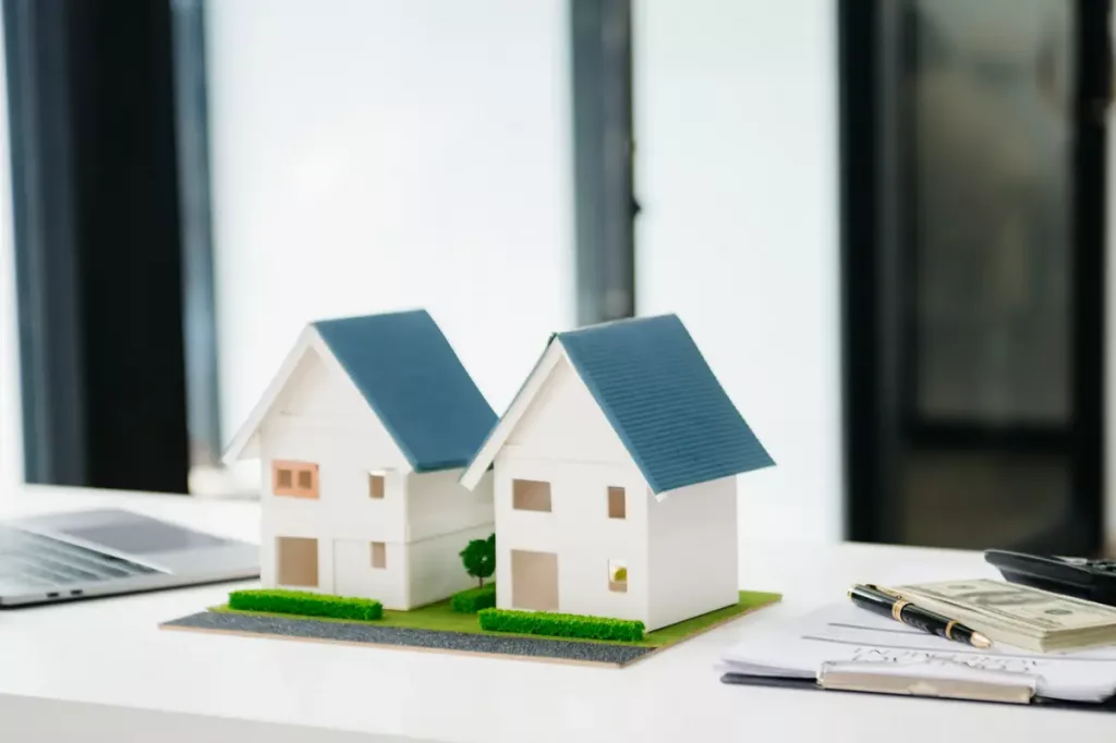 imagen de dos casas hechas con maquetas para reflejar el traspaso de propiedad con la compra de una vivienda