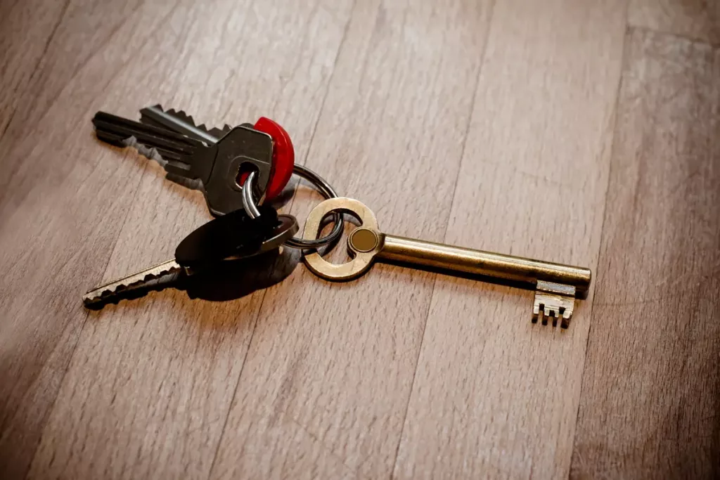 fotografía a una mesa con llaves simulando un alquiler de una vivienda en Lucena
