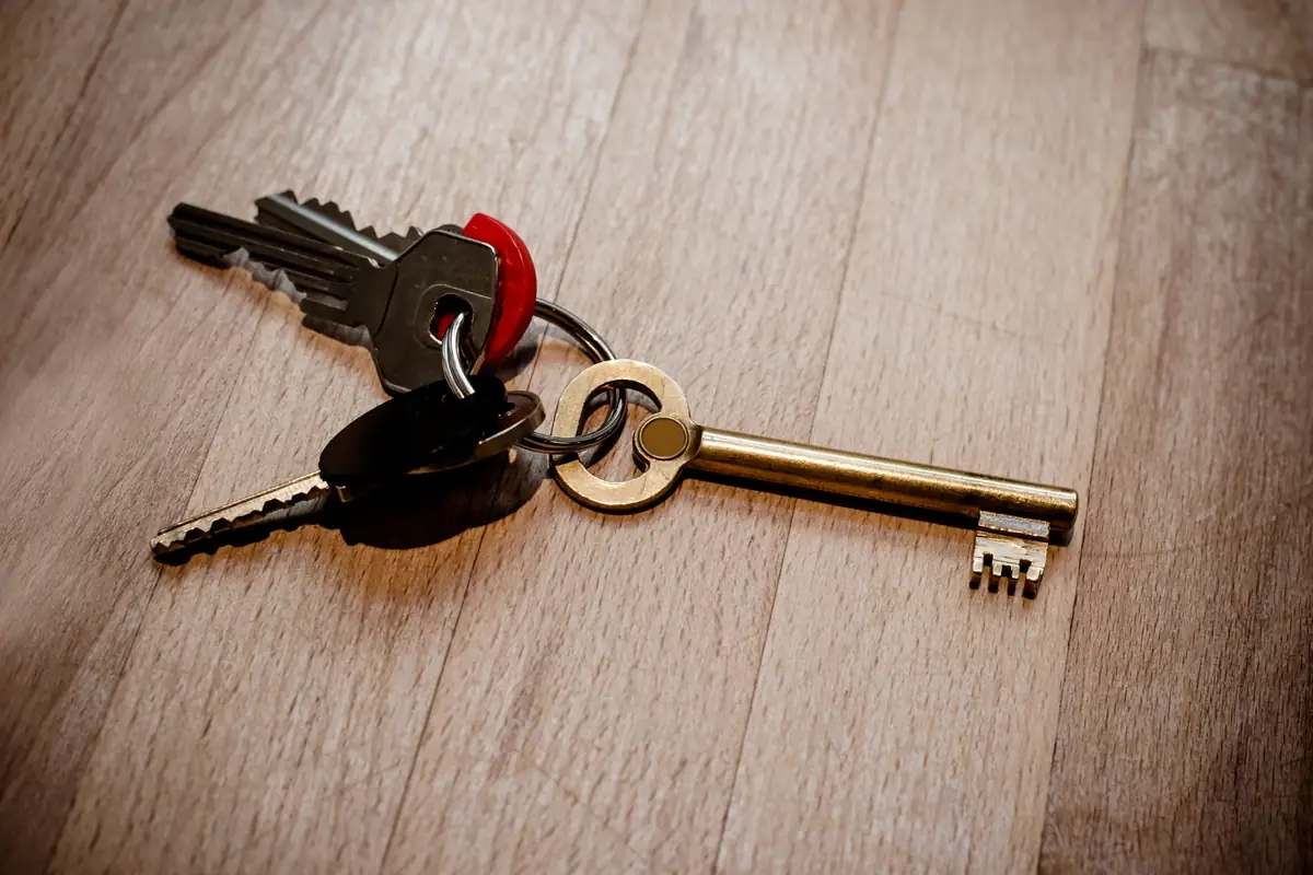 fotografía a una mesa con llaves simulando un alquiler de una vivienda en Lucena