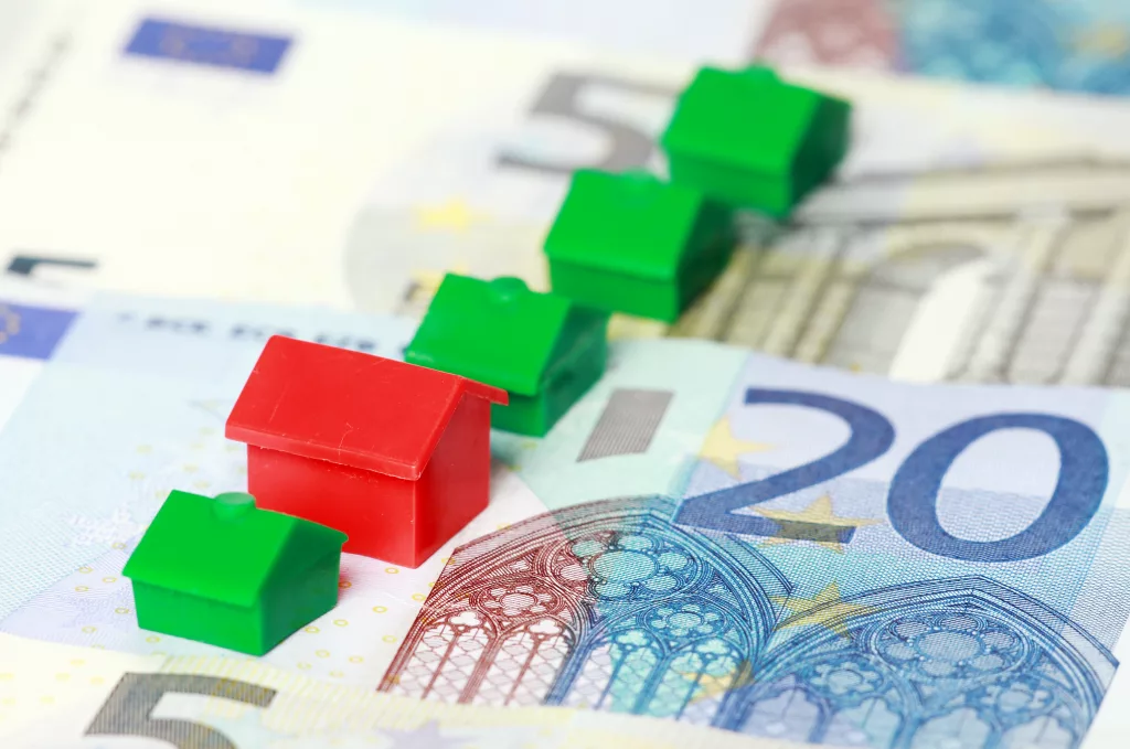 Córdoba cierra el año con una subida del precio de la vivienda del 8 %: qué implica para Lucena y los compradores 1 sube el precio de la vivienda en córdoba un 8%. imagen con un billete de 20€, otro de 5€. sobre los billetes una casitas tipo monopoli en rojo y verde